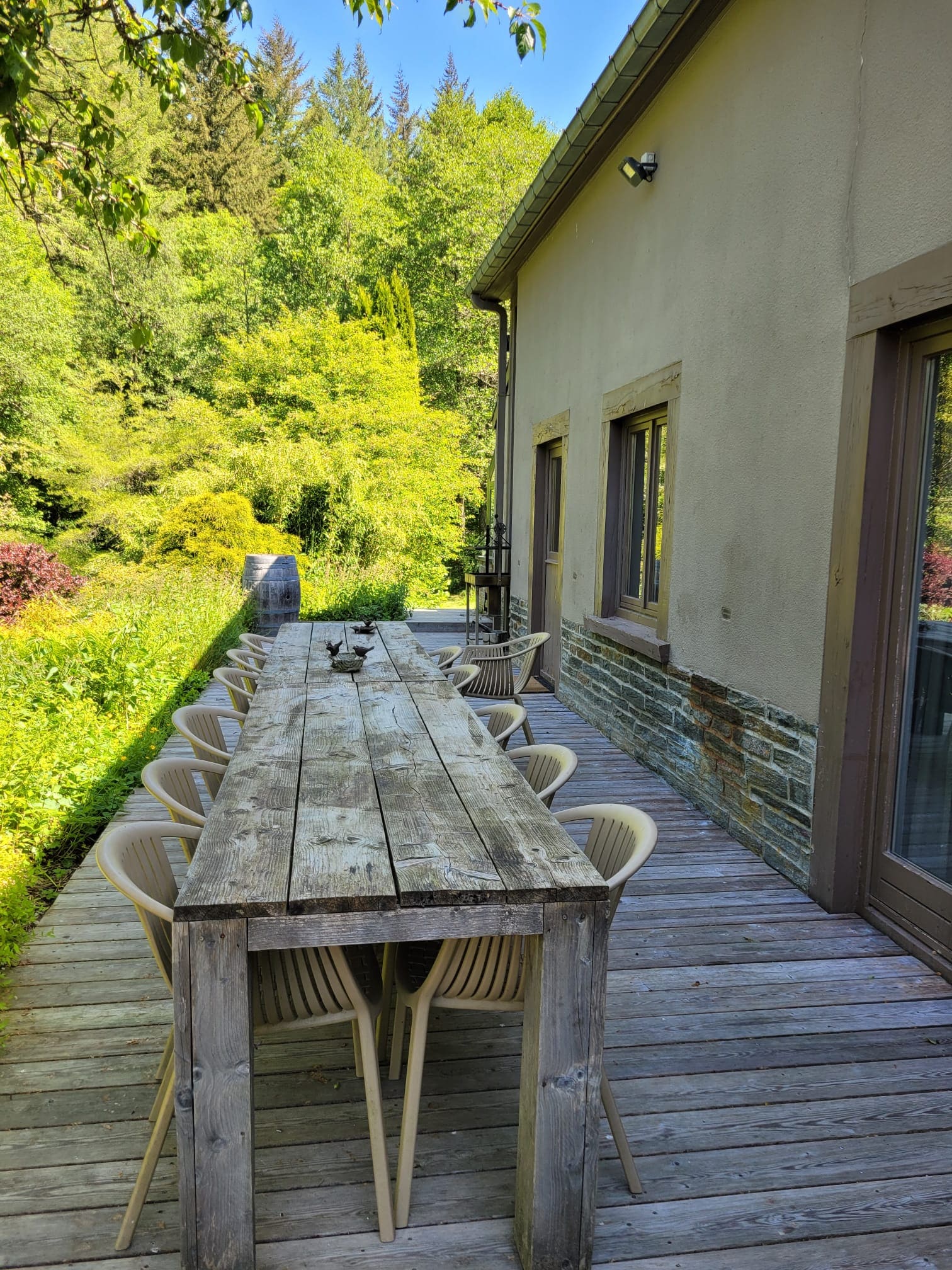 La terrasse en bois du gîte 12 personnes