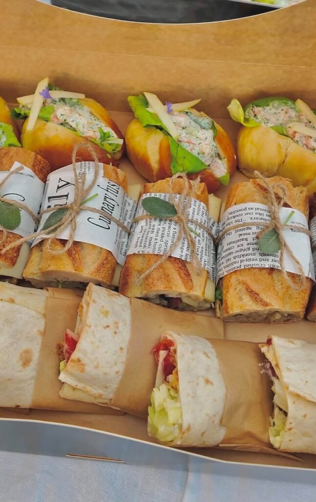 Box à partager garnie de petits pains, baguettes et wraps