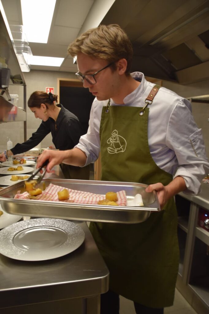 Florent Maldague chef à domicile dressant des assiettes en cuisine