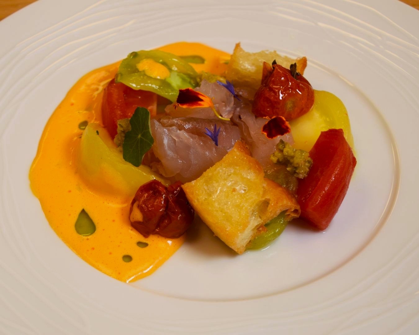 Plat de saison aux tomates préparé par le chef privé au gîte de Liresse